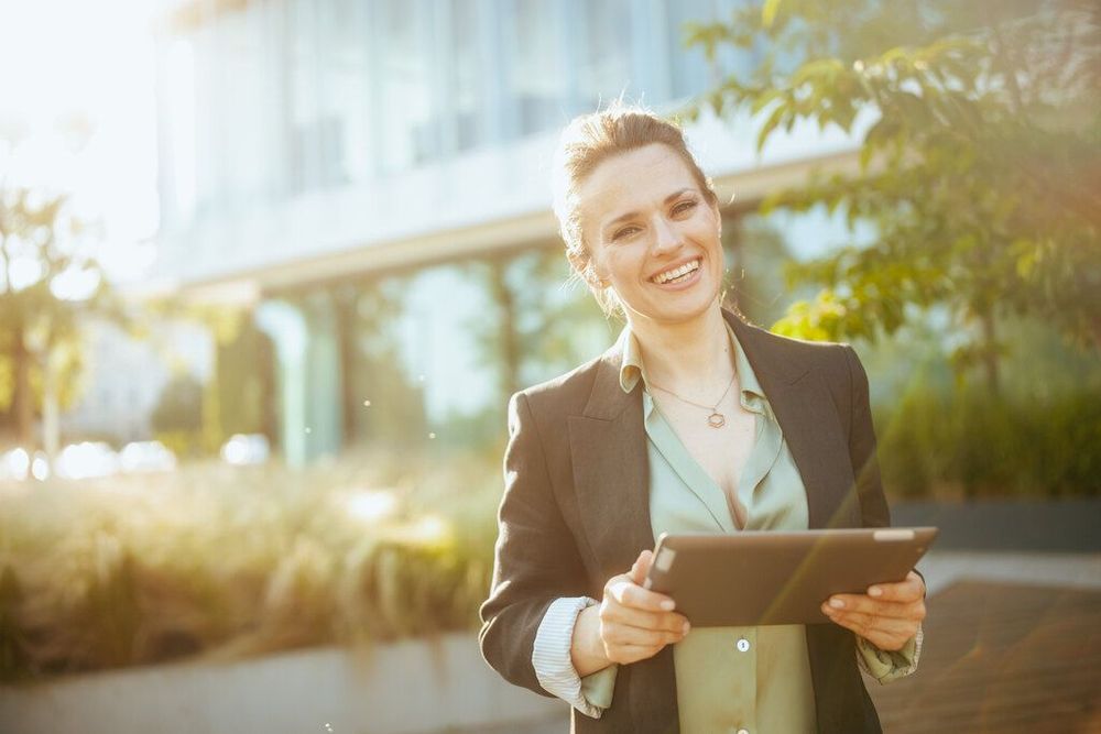 Corretora sorridente ao saber como tirar o CRECI e conseguir o registro profissional