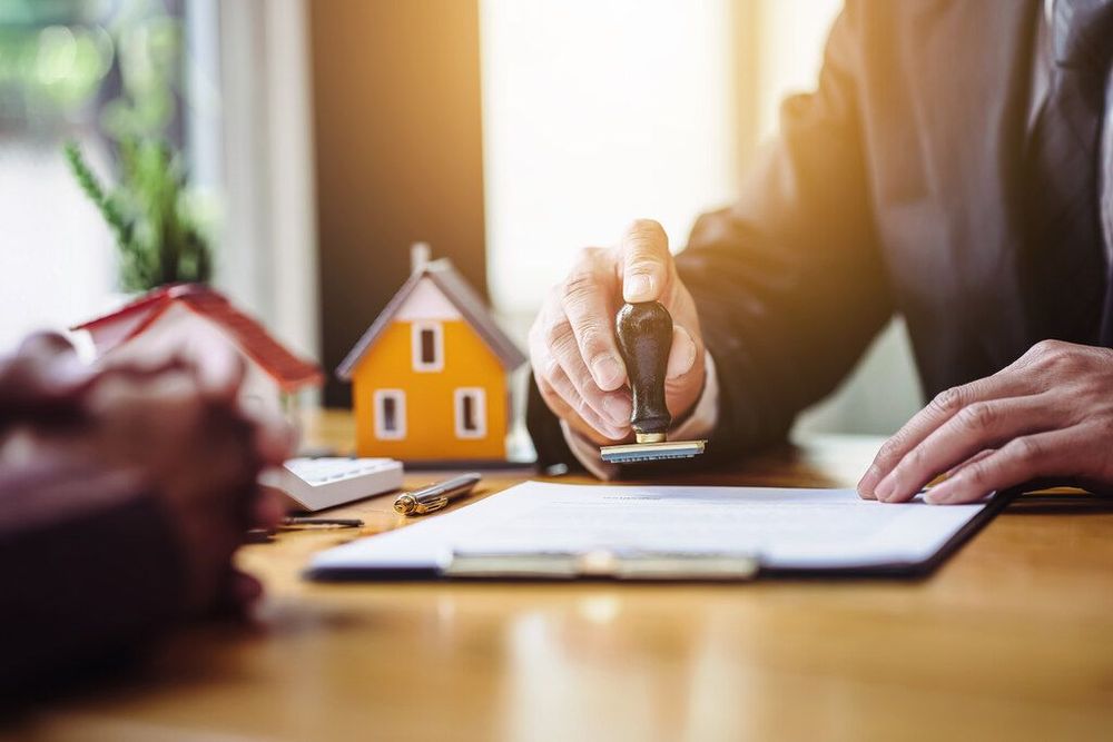 Após apreender como tirar o CRECI, corretor recebe registro profissional