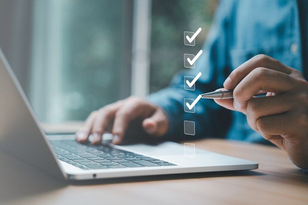 Corretor preenchendo requisitos, como tirar o CRECI