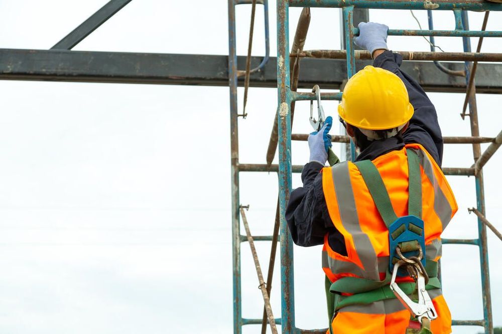 Trabalho em altura executado com equipamentos determinados na NR 35