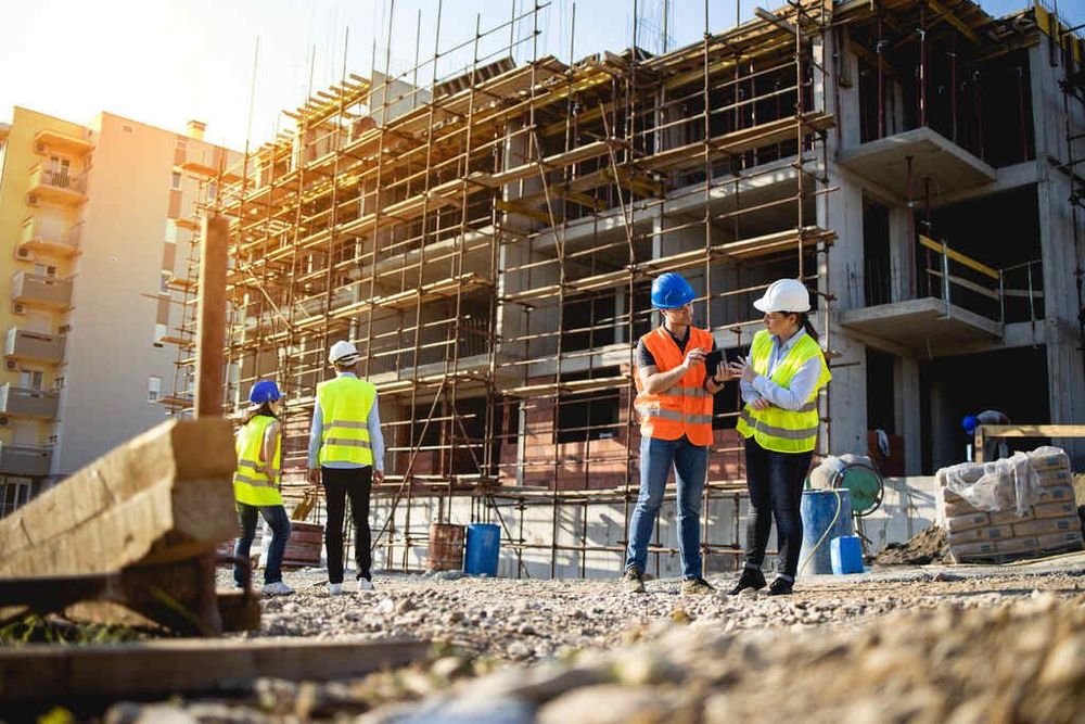 Campo de obras com atividades em acordo com a NR 35 e outras normas regulamentadoras